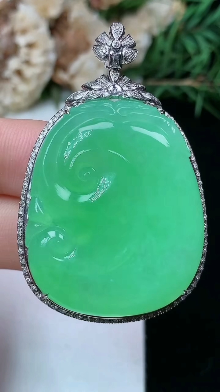 天然A货翡翠如意吊坠，尺寸46.5-29.9-7.9
4月26日