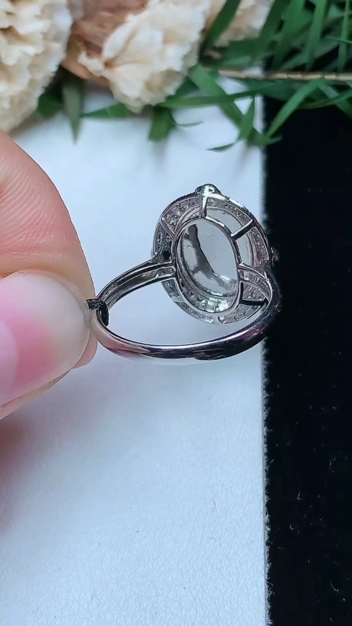 天然A货翡翠蛋面戒指，尺寸17.5-11.4-8.3，重量:3.00g2026年4月26日
工厂直销收藏佳品,种好水足，色泽均匀，有种有色，上手高大气！