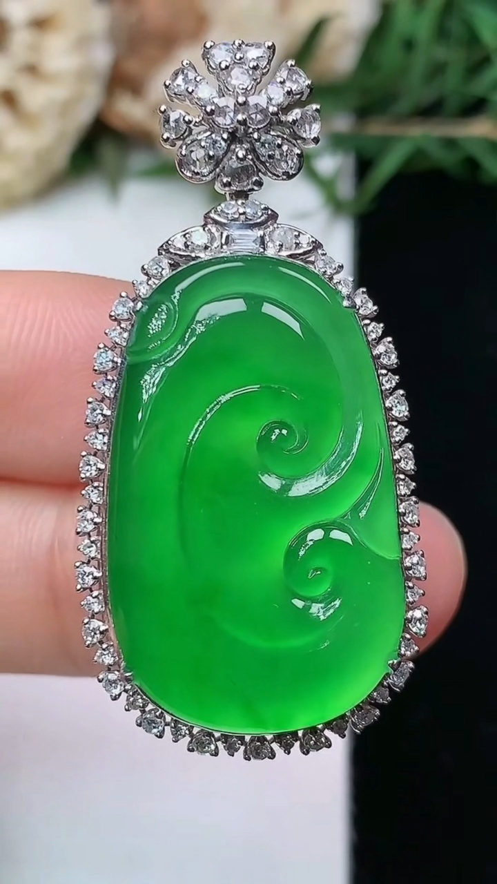 天然A货翡翠如意吊坠，尺寸40.7-20-9，裸石26.4-16.2，重量:7.79g
4月26日