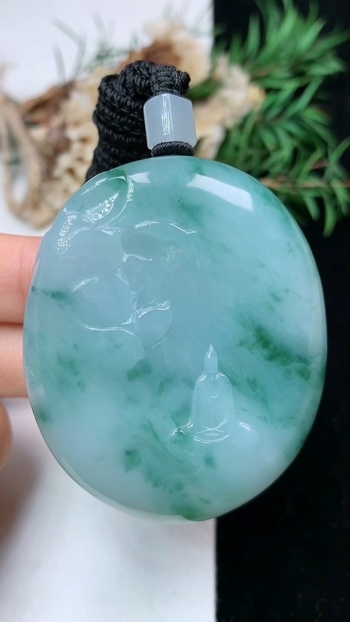 天然A货翡翠飘花悟道吊坠，尺寸49.6-41.8-12.3，重量:66.82g
4月26日