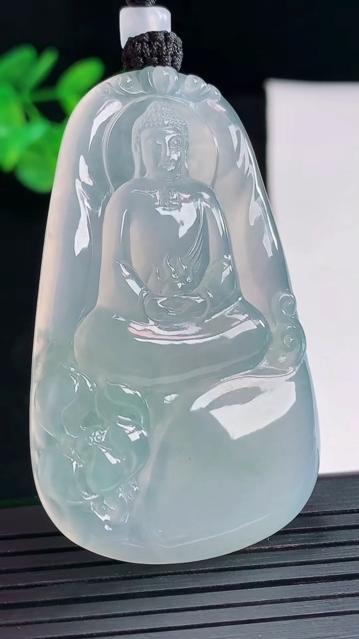 天然A货翡翠大日如来佛吊坠，尺寸59-35.5-5.6重量:28.90g
4月26日