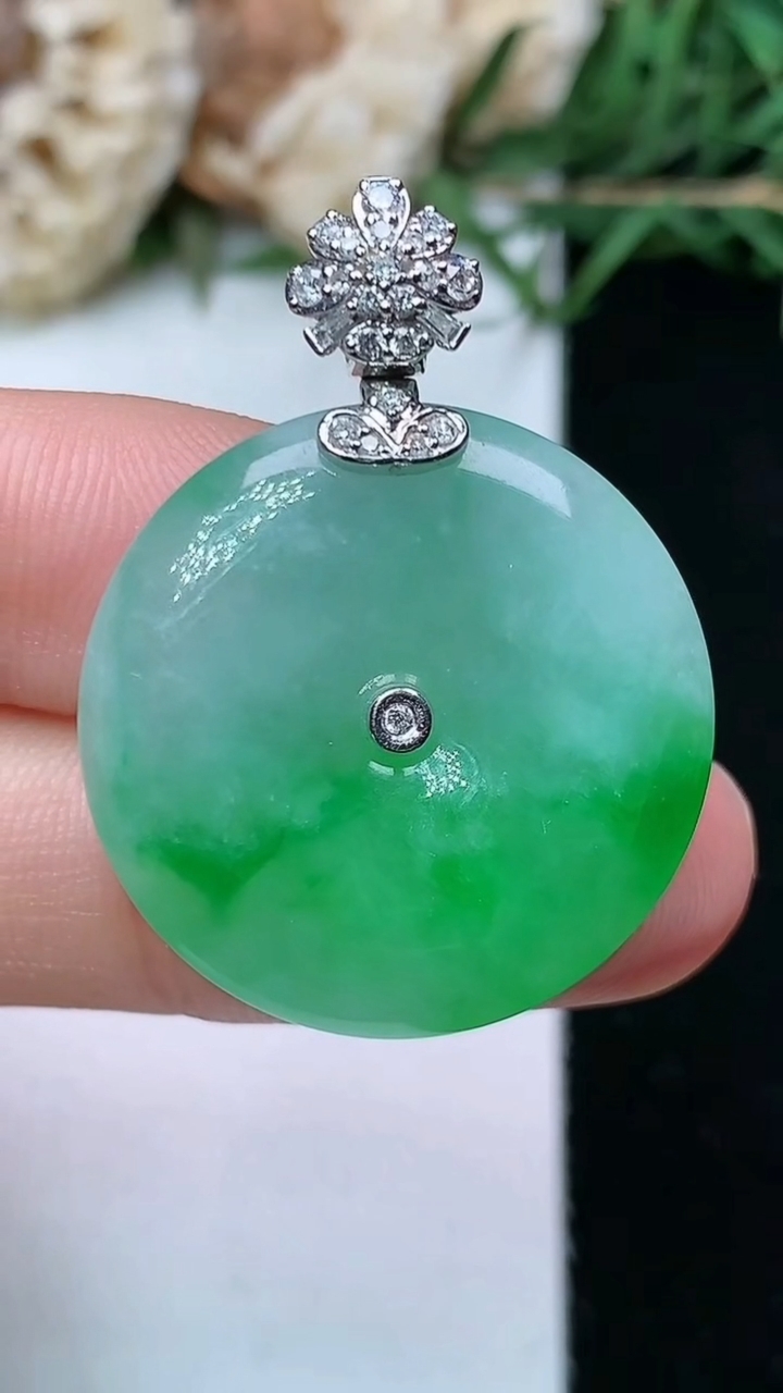 天然A货翡翠平安扣吊坠，尺寸24.2-4.8，重量:7.19g
4月26日