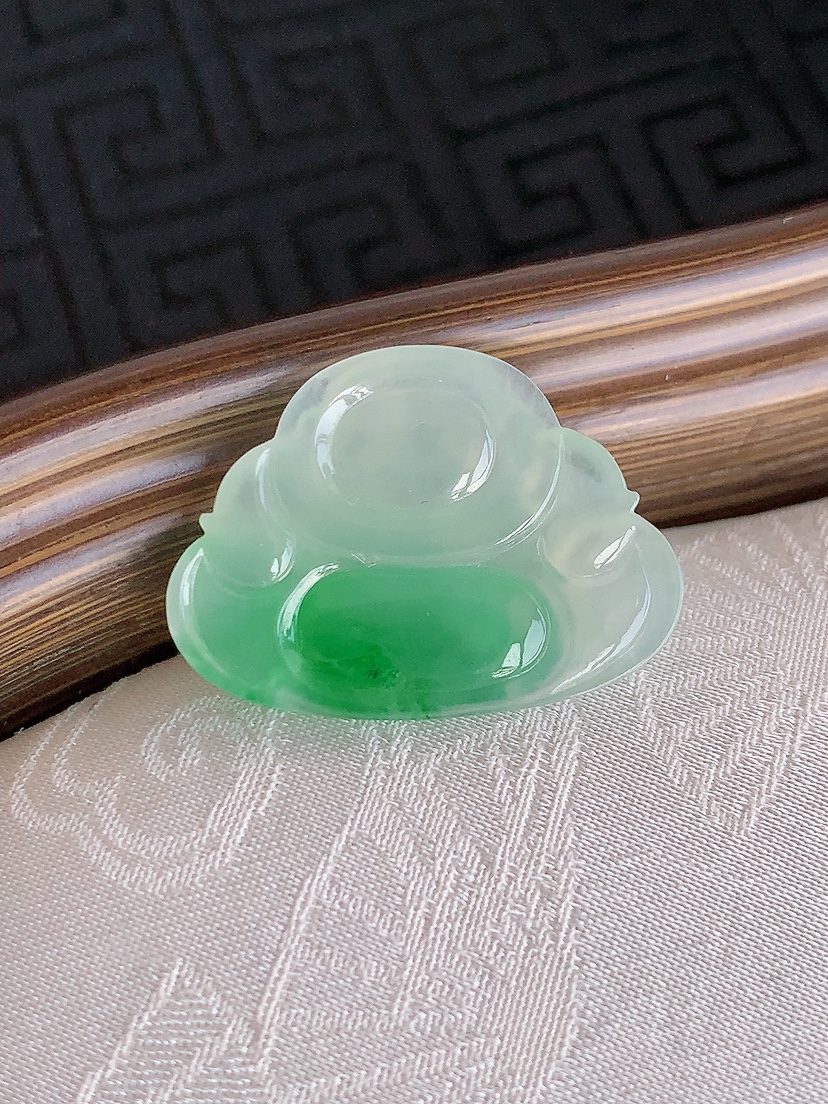 天然A货翡翠飘绿佛公镶嵌件 
尺寸18-25-5mm 重量3.93g 0425