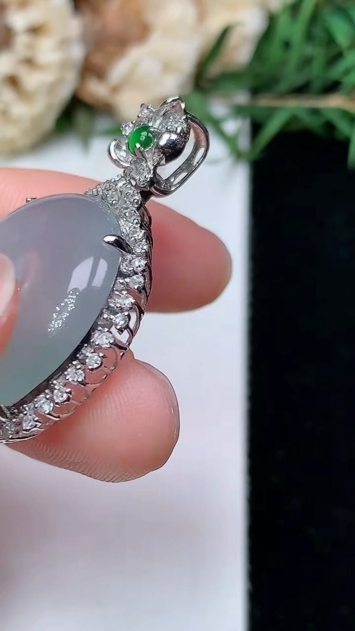 天然A货翡翠飘花平安扣吊坠，尺寸35-24-8，裸石21.8，重量:6.38g
4月26日