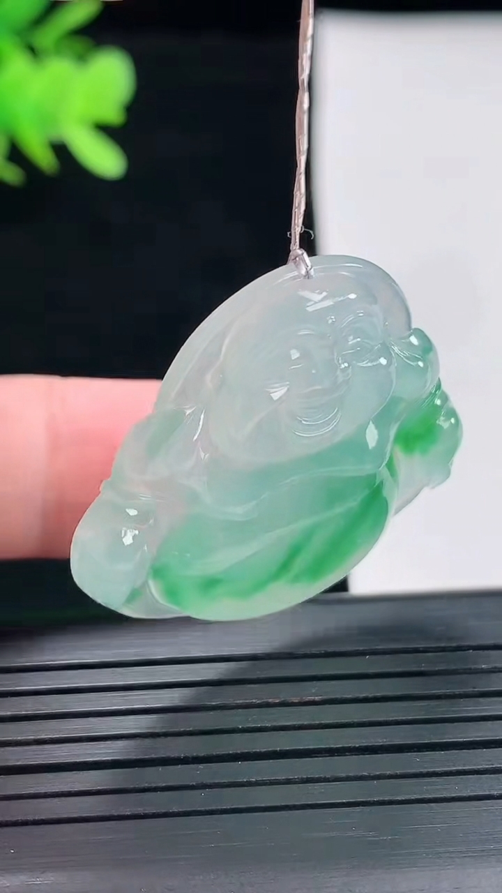 天然A货翡翠佛公吊坠，尺寸32.2-34.5-5.5重量:9.75g
4月26日