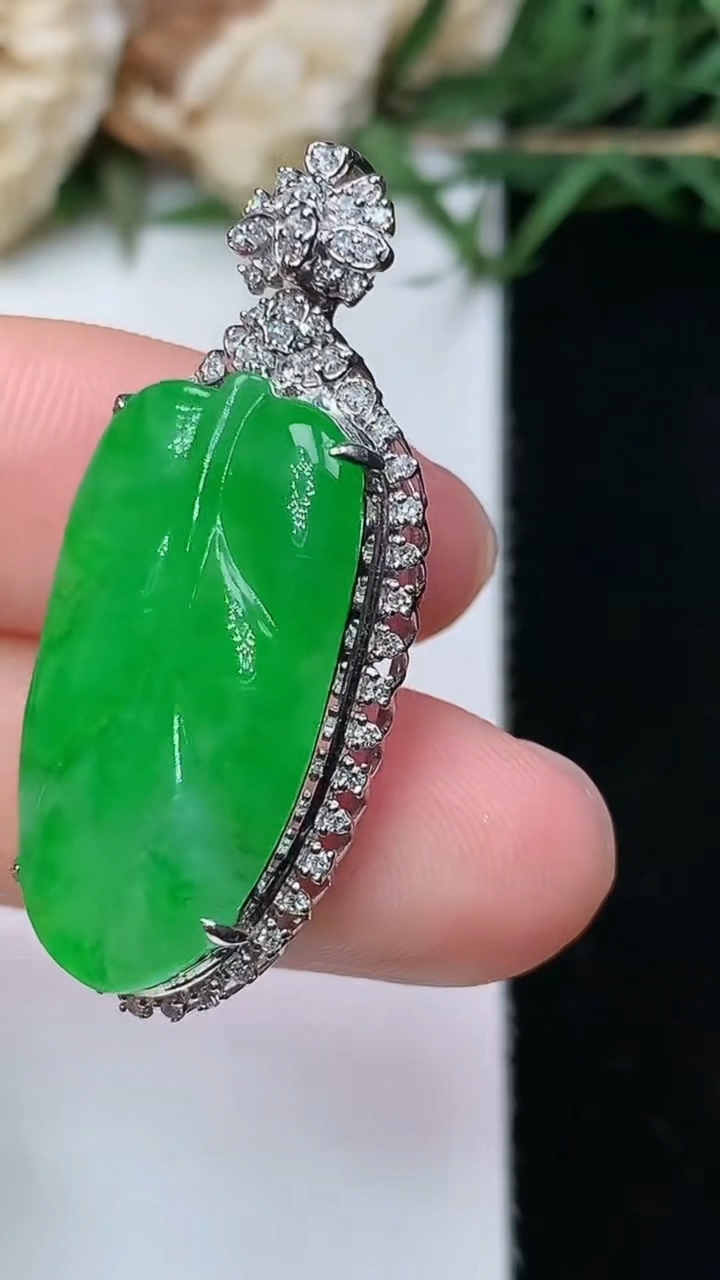 天然A货翡翠金枝玉叶 叶子吊坠，尺寸35.7-15.4-8.3，裸石24.6-12.9，重量:5.00g
4月26日