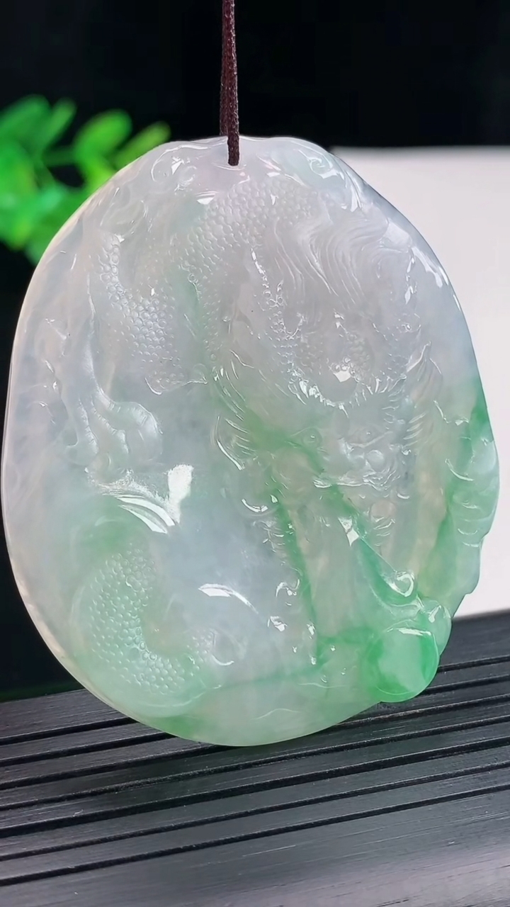 天然A货翡翠龙牌吊坠，尺寸55-46.5-6重量:29.49g
4月26日