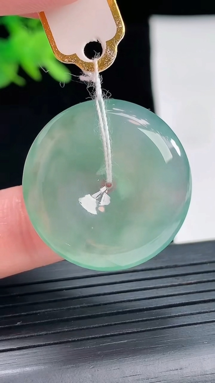 天然A货翡翠平安扣吊坠，尺寸27.5-5重量:8.00g
4月26日