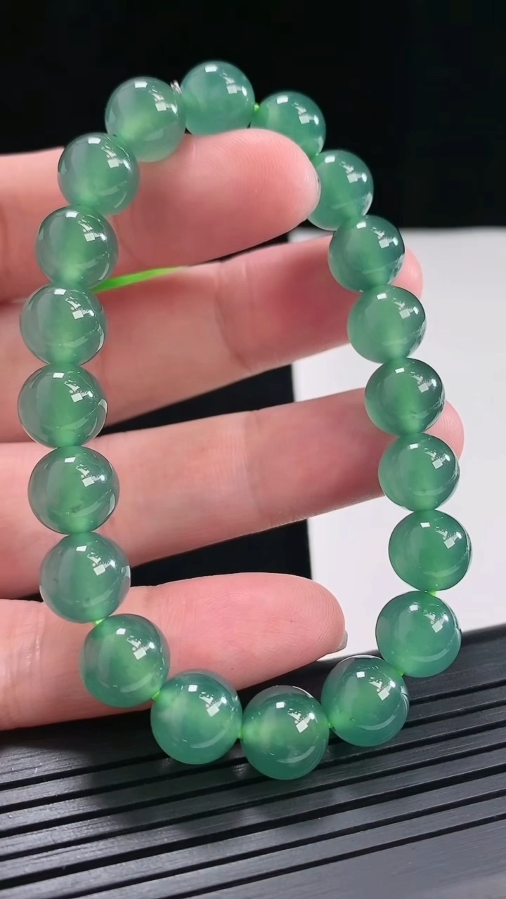 天然A货翡翠圆珠手串，尺寸10-20颗重量:33.00g4月26日
工厂直销收藏佳品,种好水足，色泽均匀，有种有色，上手高大气！