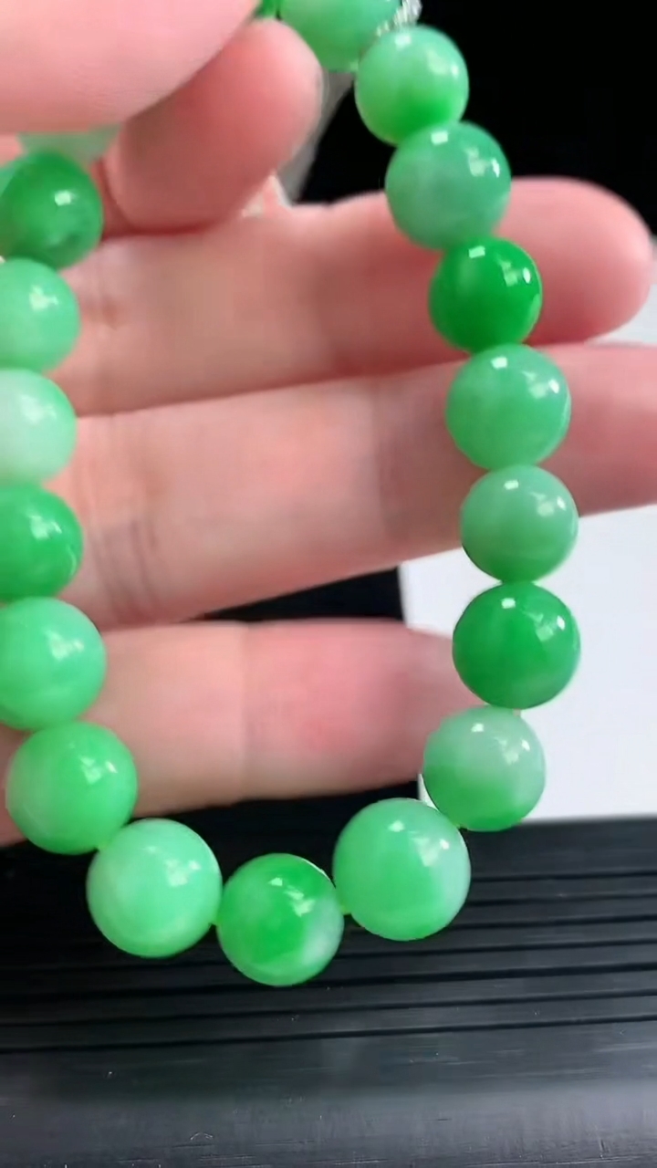 天然A货翡翠圆珠手串，尺寸9.5-20颗重量:27.74g4月26日
工厂直销收藏佳品,种好水足，色泽均匀，有种有色，上手高大气！