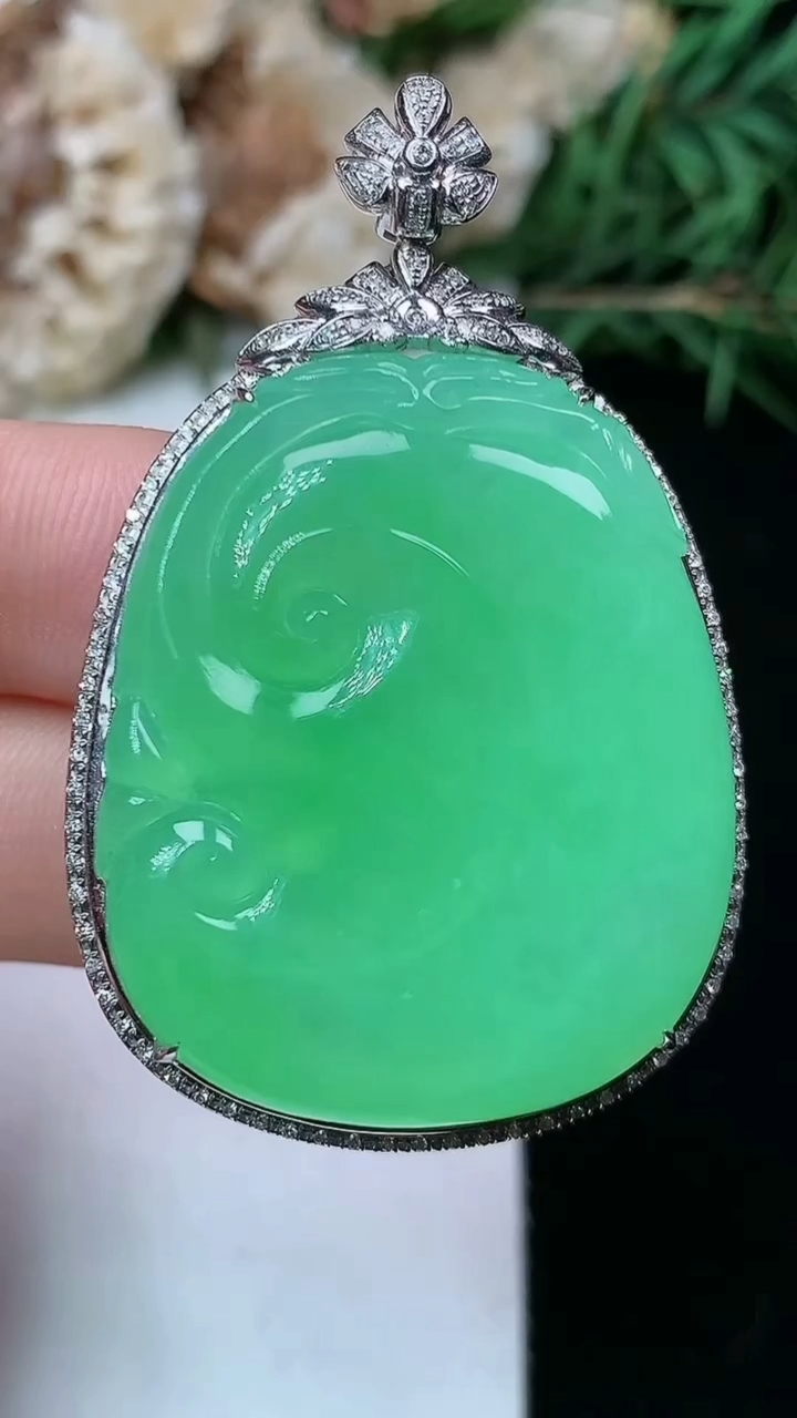 天然A货翡翠如意吊坠，尺寸46.5-29.9-7.9
4月26日