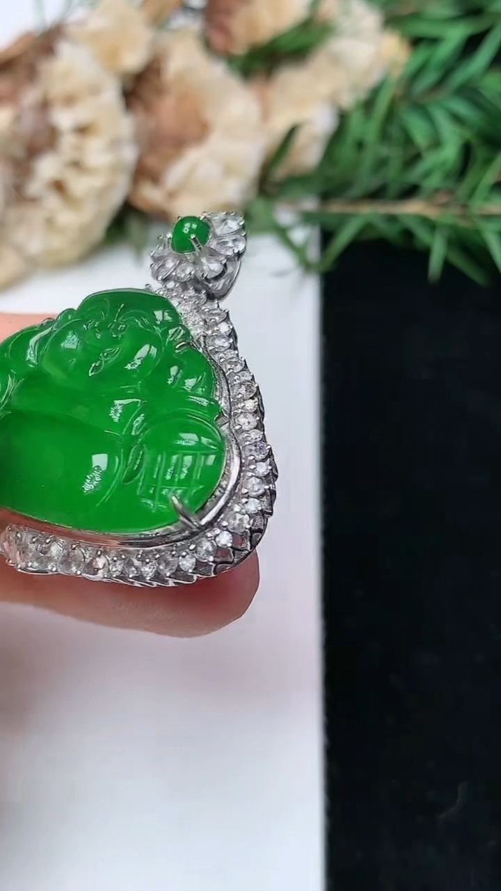 天然A货翡翠佛公吊坠，尺寸36.6-36.3-11.4，裸石21.2-31.9，重量:10.78g
4月26日，重量:10.78g