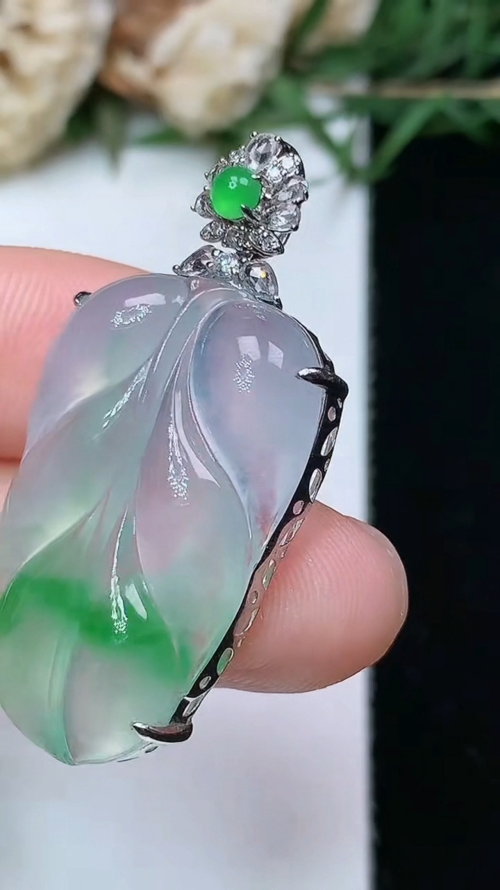 天然A货翡翠金枝玉叶 叶子吊坠，尺寸28-18.2-6.9，重量:5.46g
4月26日