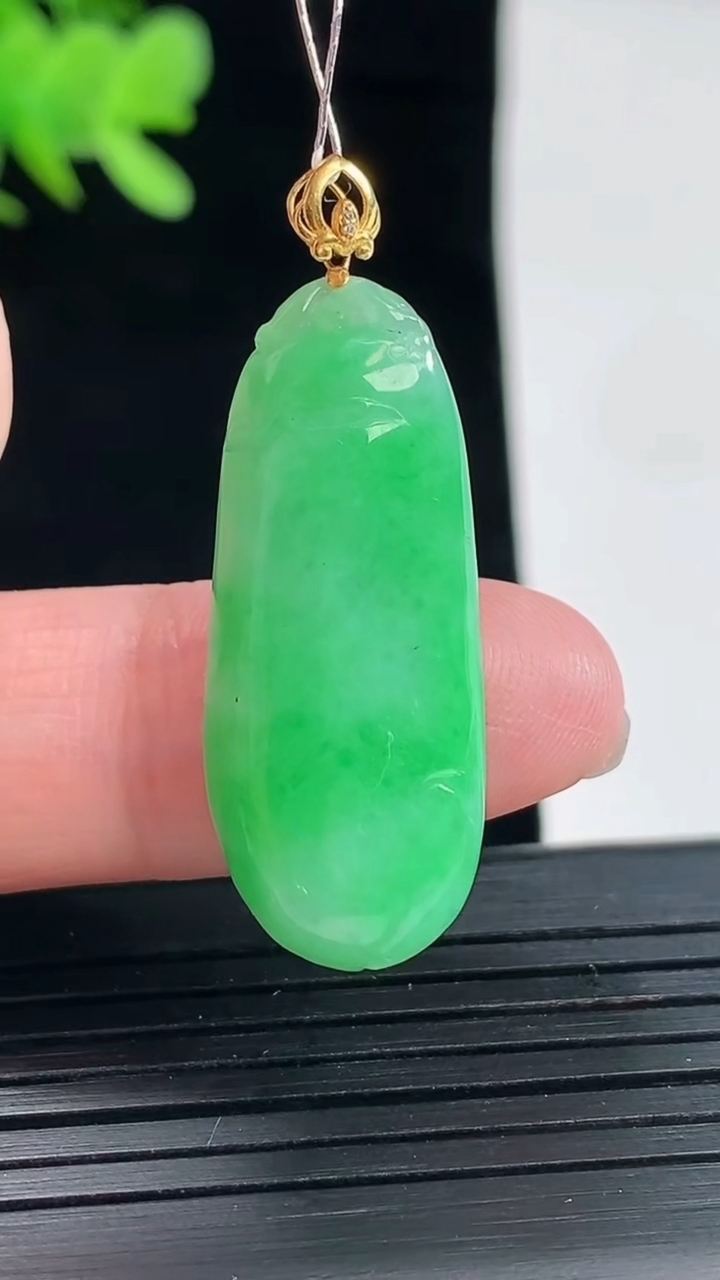 天然A货翡翠福瓜吊坠，尺寸31-13-5.6重量:4.84g
4月26日