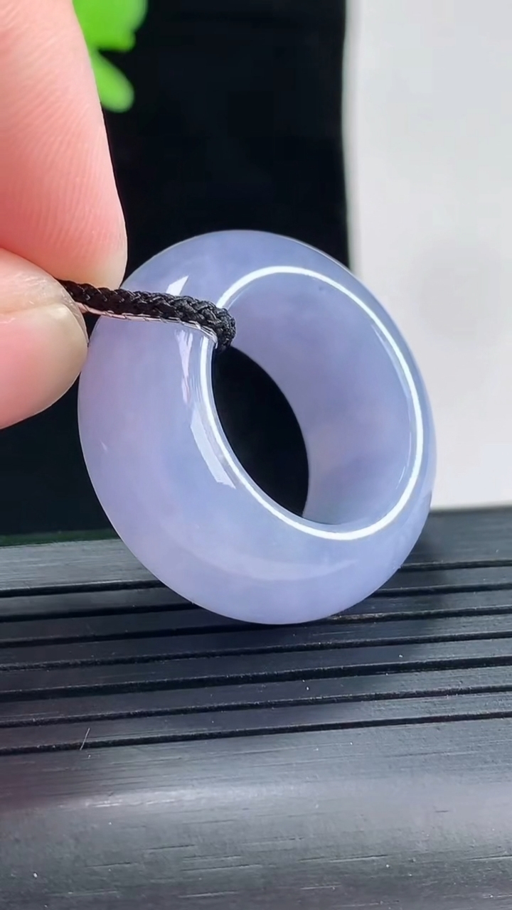 天然A货翡翠紫罗兰素面玉指环 扳指，尺寸17.6-11.6-5.8重量:14.00g
4月26日