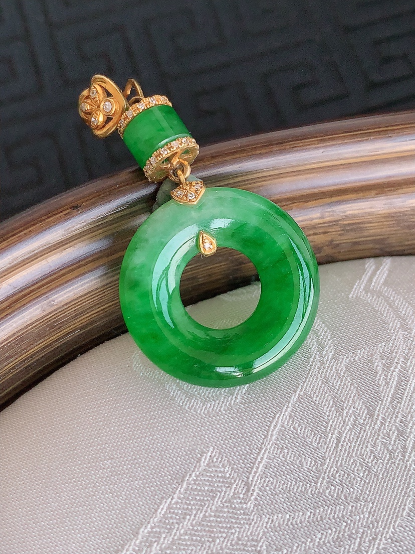 天然A货翡翠18K金伴钻镶嵌满绿平安环吊坠 
尺寸34.2-18.8-3.5mm 重量3.62g 0425