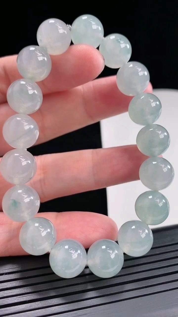 天然A货翡翠种飘花圆珠手串，尺寸12.5-16颗重量:55.94g4月26日
工厂直销收藏佳品,种好