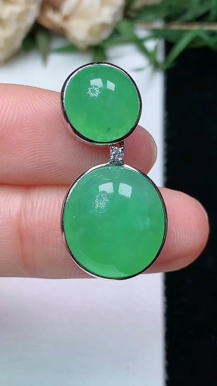 天然A货翡翠蛋面吊坠，尺寸27.6-13.7-7.2，裸石14-12.4，重量:4.58g
4月26