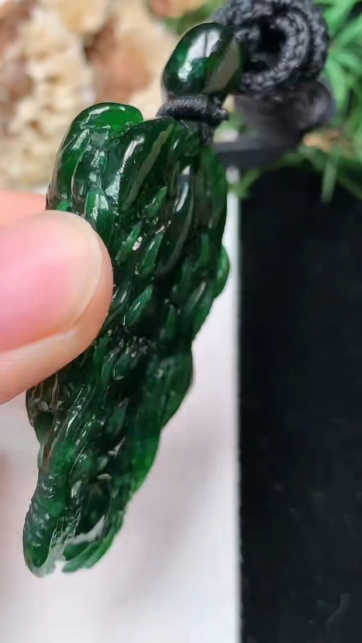 天然A货翡翠龙牌吊坠，尺寸47.8-31.6-15.6，重量:32.99g
4月26日