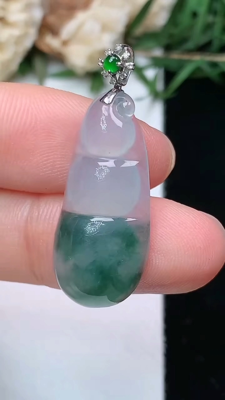 天然A货翡翠飘花福豆吊坠，尺寸26-11.8-5，重量:2.83g
4月26日