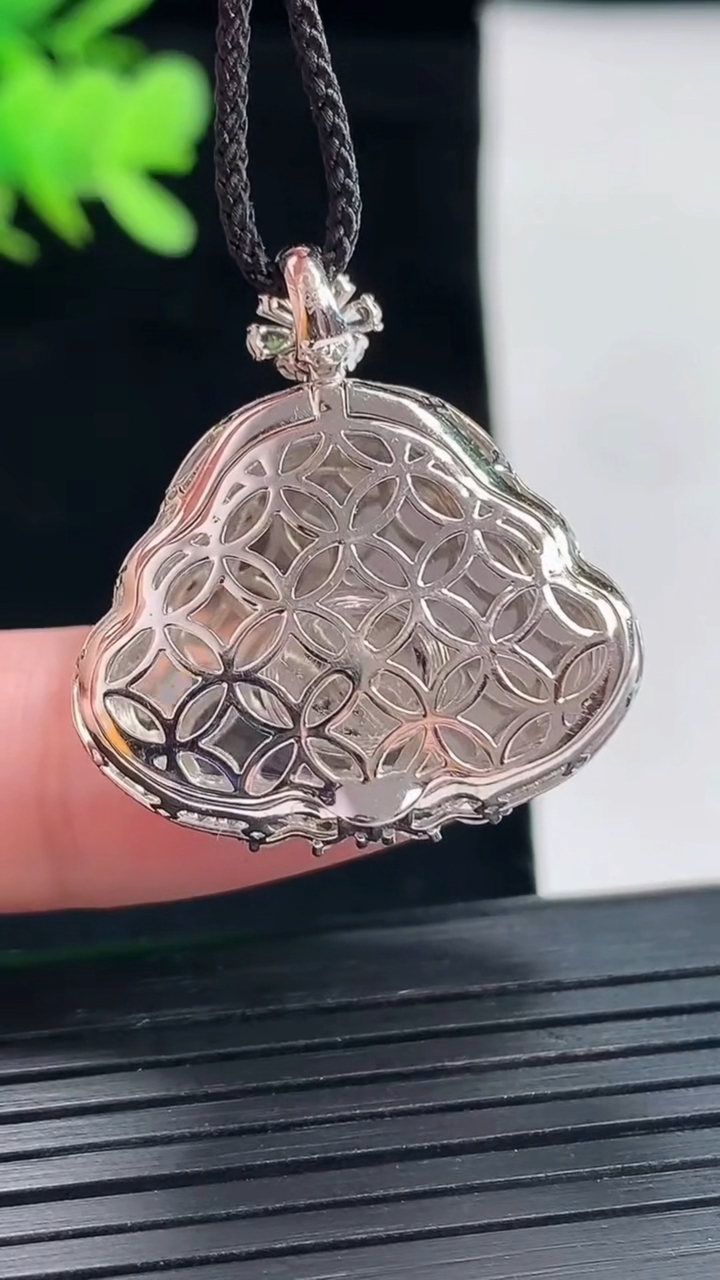 天然A货翡翠佛公吊坠，尺寸28.6-27.5-10.8，裸石17-24重量:7.45g
4月26日