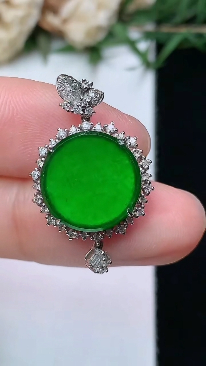 天然A货翡翠无事牌吊坠，尺寸25.5-16-5.8，裸石12.6，重量:2.02g
4月26日