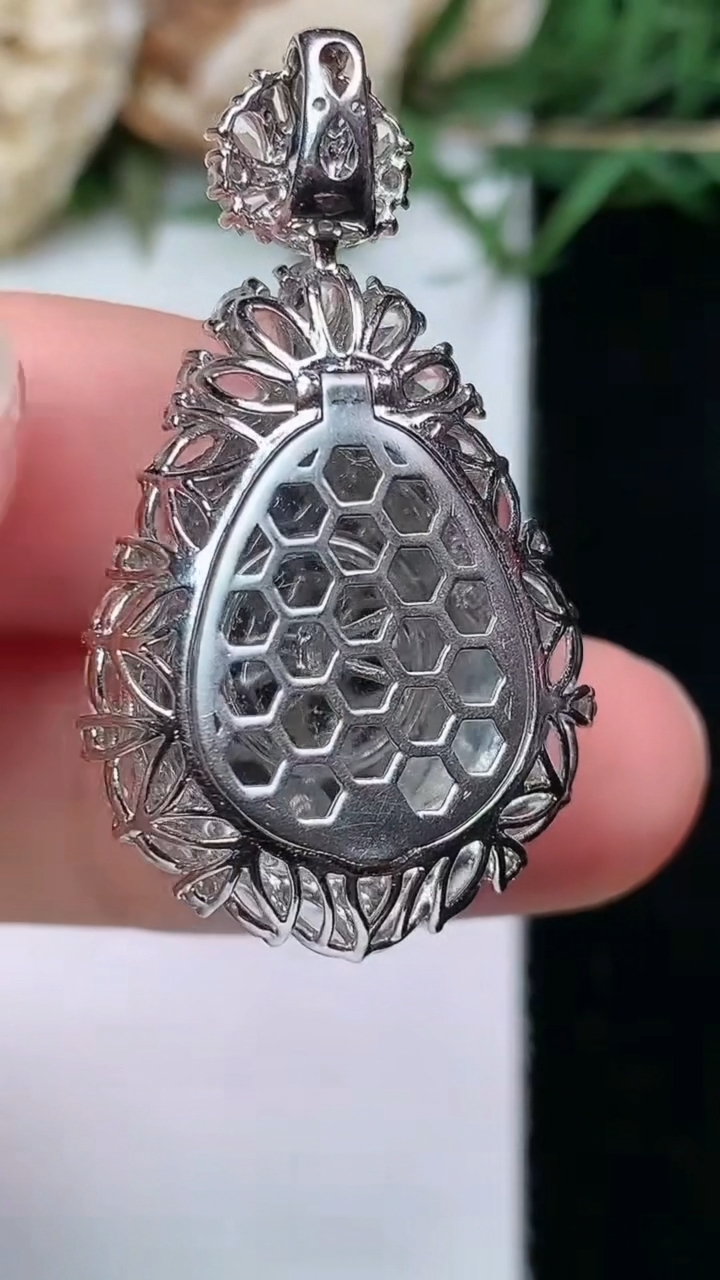 天然A货翡翠葫芦吊坠，尺寸33.6-19-11.6，裸石15.5-13.3，重量:6.49g
4月26日