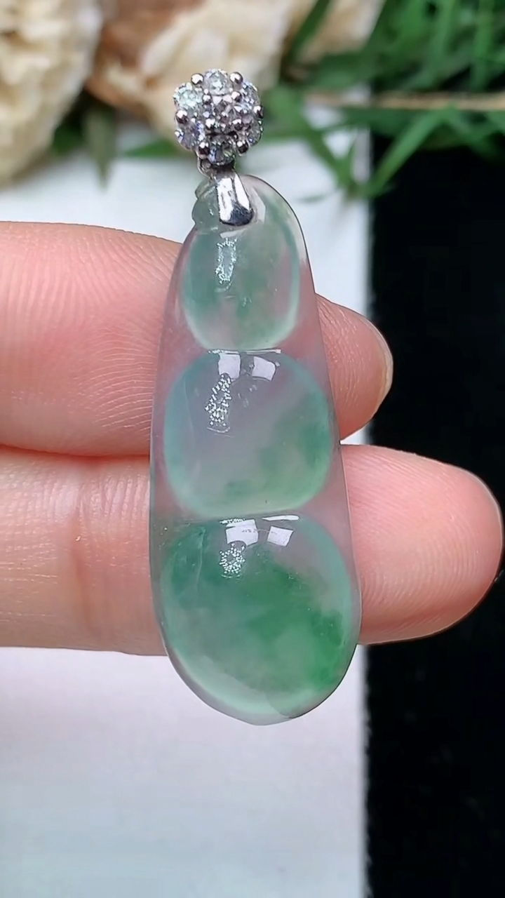 天然A货翡翠飘花福豆吊坠，尺寸31-11.6-6，重量:3.62g
4月26日