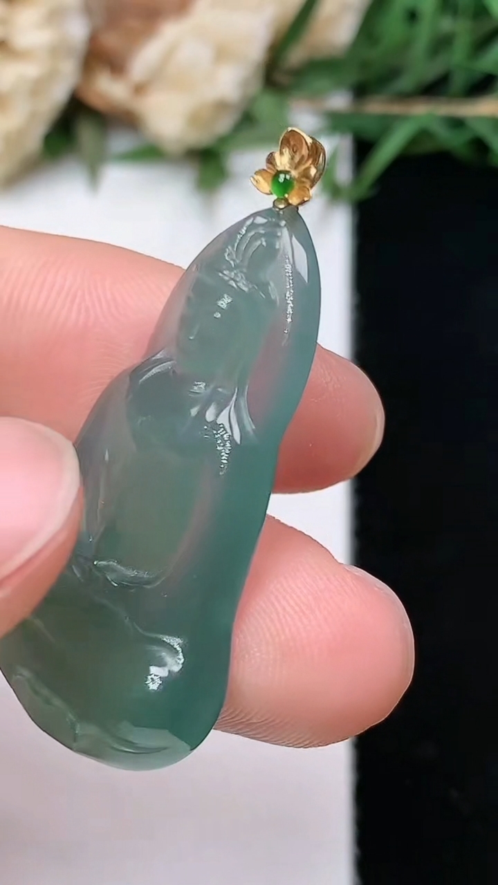 天然A货翡翠蓝水素衣观音吊坠，尺寸32.4-19-4.4，重量:4.76g
4月26日