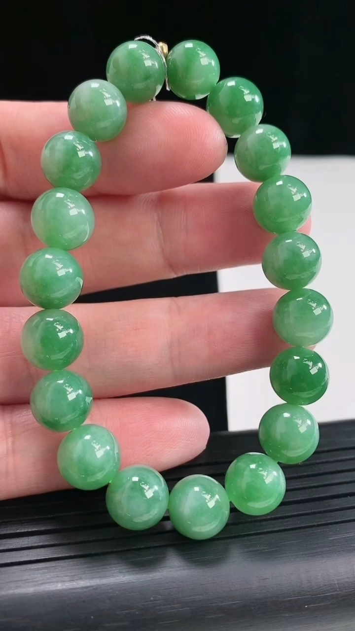 天然A货翡翠圆珠手串，尺寸10-19l颗重量:31.94g4月26日
工厂直销收藏佳品,种好水足，色