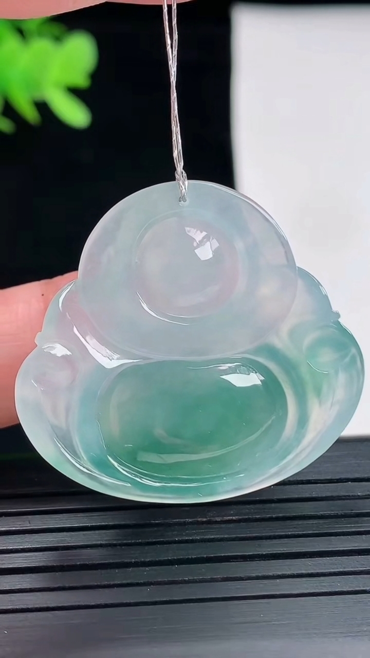 天然A货翡翠种飘花佛公吊坠，尺寸32.6-36-5.8重量:10.23g
4月26日