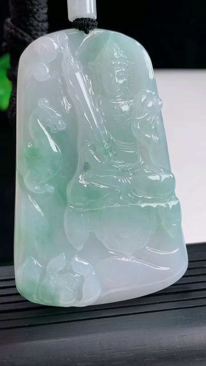 天然A货翡翠虚空藏菩萨吊坠，尺寸65.5-43-5重量:39.44g
4月26日