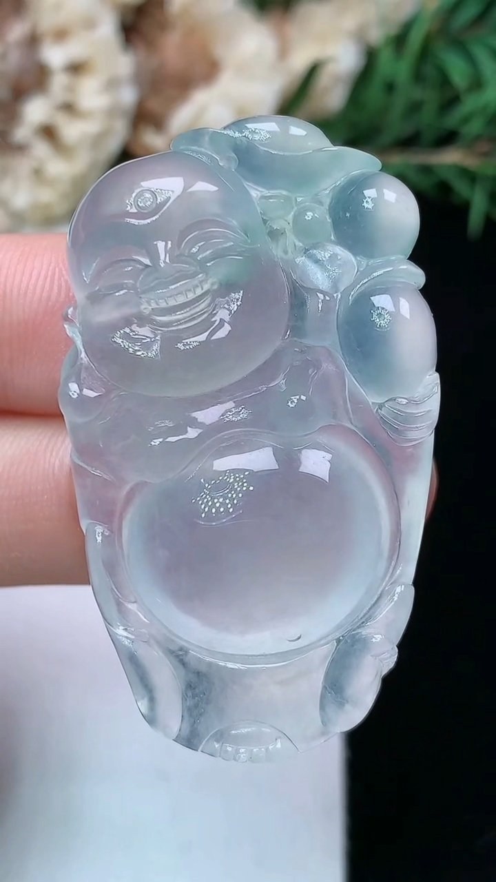 天然A货翡翠白冰逍遥佛吊坠，尺寸42.7-25-8，重量:15.07g
4月26日