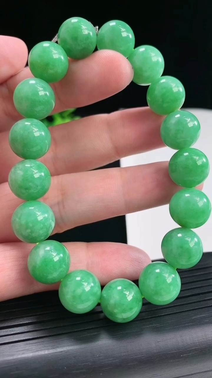 天然A货翡翠圆珠手串，尺寸12.2-17颗重量:55.38g4月26日
工厂直销收藏佳品,种好水足，