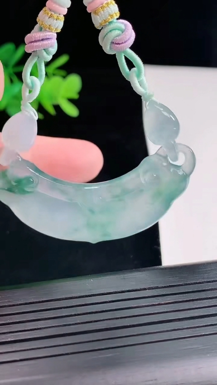 天然A货翡翠种飘花平安如意锁吊坠，尺寸52-16-5.8重量:16.41g
4月26日