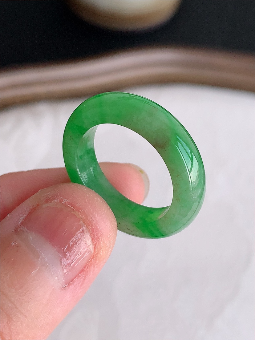 天然A货翡翠飘绿素面戒指 
尺寸17.3-5.3-3.6mm 重量3.88g 0425