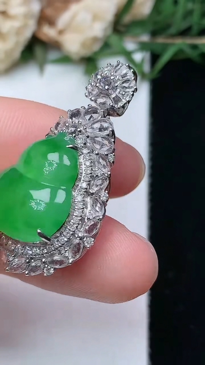 天然A货翡翠葫芦吊坠，尺寸33.6-19-11.6，裸石15.5-13.3，重量:6.49g
4月26日