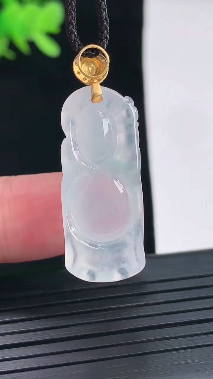 天然A货翡翠种白冰财神爷吊坠，尺寸30-12.5-9.2重量:6.48g
4月26日