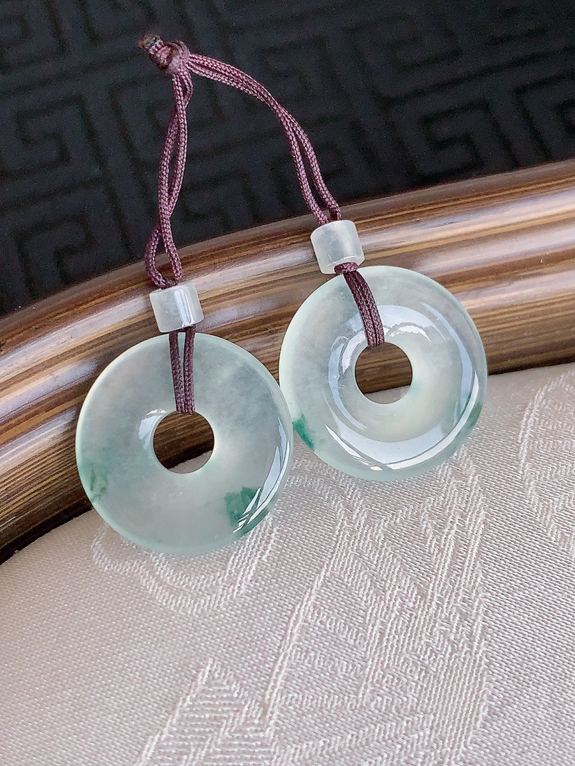 天然A货翡翠飘花平安环吊坠一对 
尺寸15.5-2.3mm 重量2.62g 0425