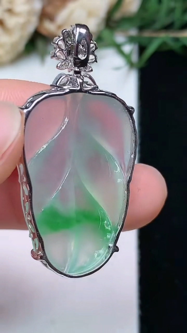 天然A货翡翠金枝玉叶 叶子吊坠，尺寸28-18.2-6.9，重量:5.46g
4月26日