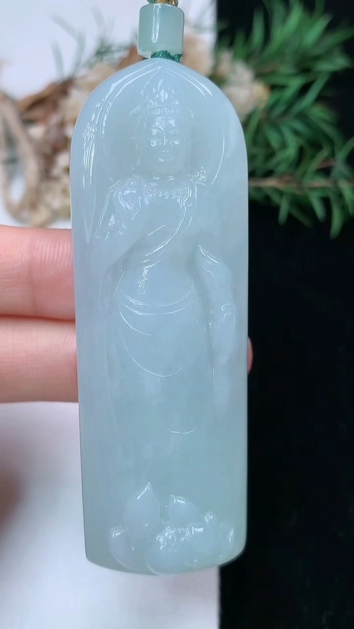 天然A货翡翠白冰观音菩萨吊坠，尺寸67.6-24-11，重量:45.21g
4月26日