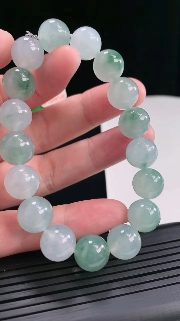 天然A货翡翠种飘花圆珠手串，尺寸12-16颗重量:52.25g4月26日
工厂直销收藏佳品,种好水足，色泽均匀，有种有色，上手高大气！