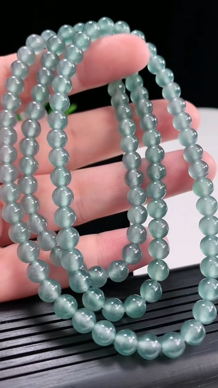 天然A货翡翠种蓝水圆珠项链，尺寸6-108颗重量:49.51g4月26日
工厂直销收藏佳品,种好水足，色泽均匀，有种有色，上手高大气！
