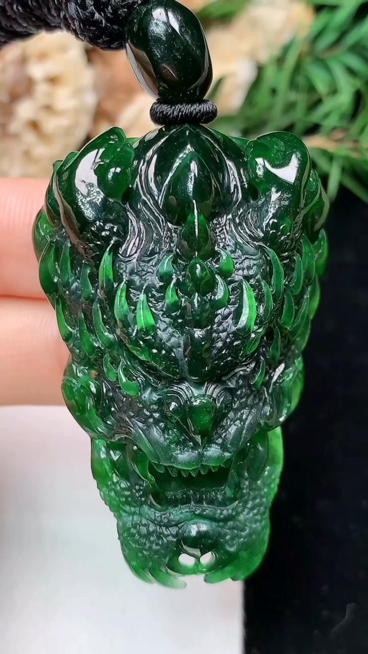 天然A货翡翠龙牌吊坠，尺寸47.8-31.6-15.6，重量:32.99g
4月26日