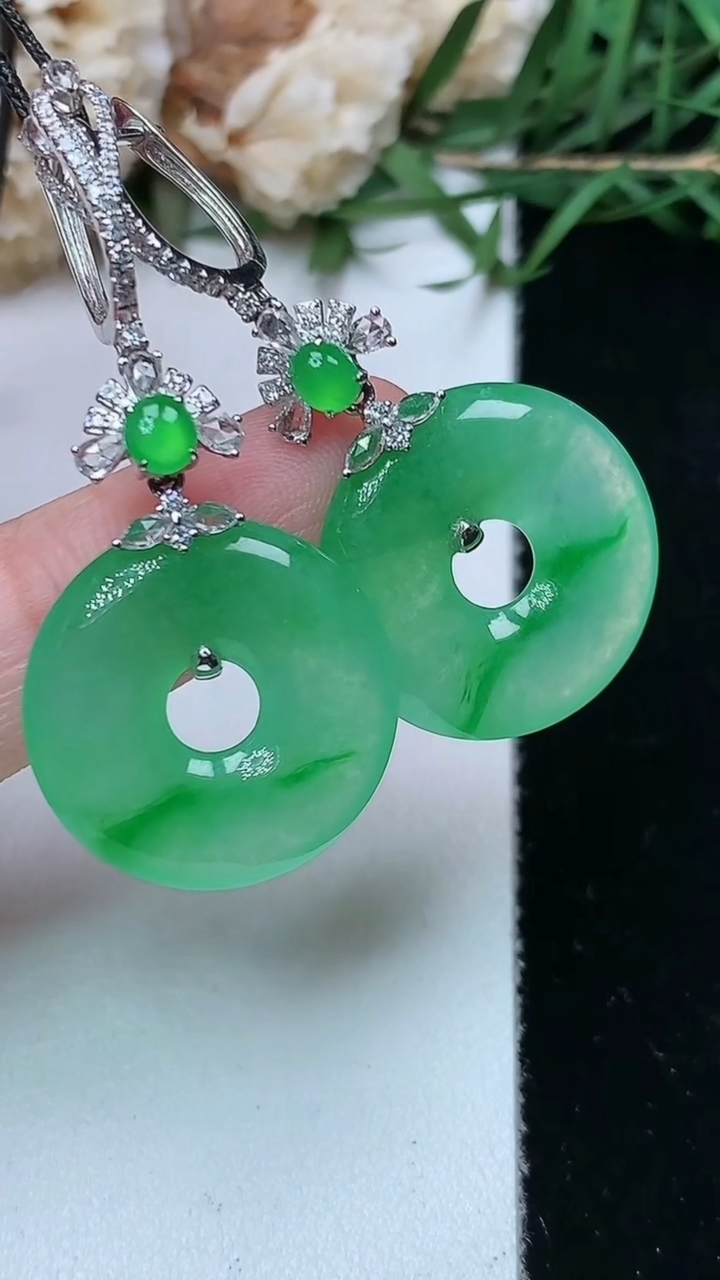 天然A货翡翠平安环耳坠，尺寸18.9-3.6，重量:7.43g
4月26日