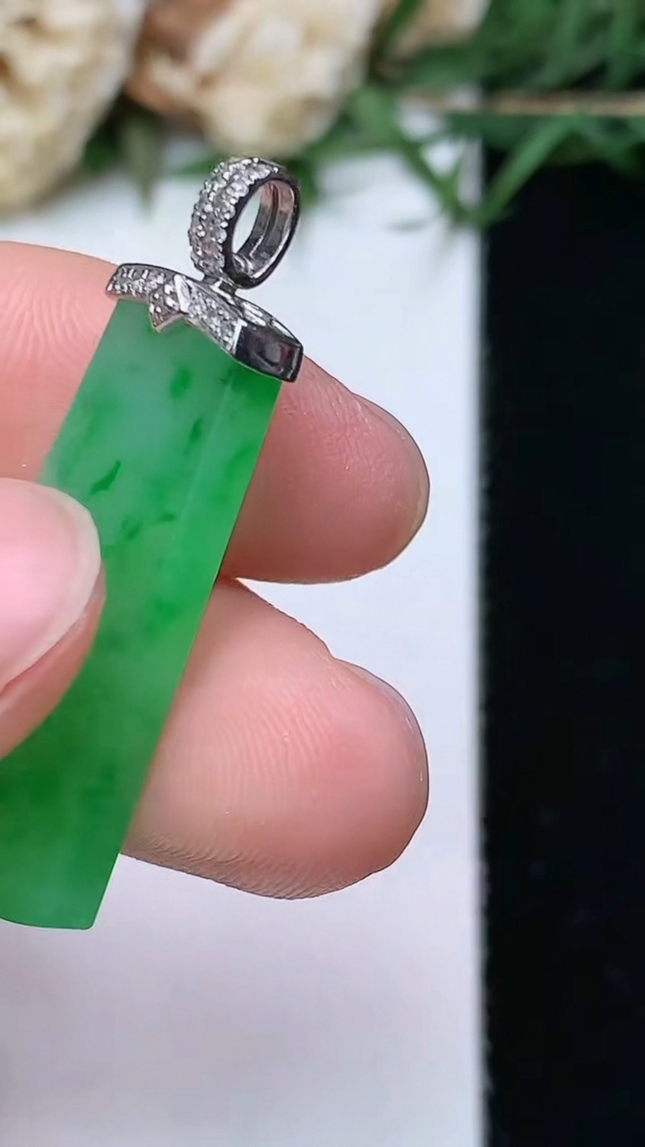 天然A货翡翠无事牌吊坠，尺寸26.4-12.8-3，重量:3.62g
4月26日