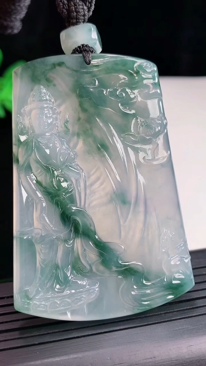 天然A货翡翠种飘花观音菩萨吊坠，尺寸65.6-46-5.8重量:44.96g
4月26日