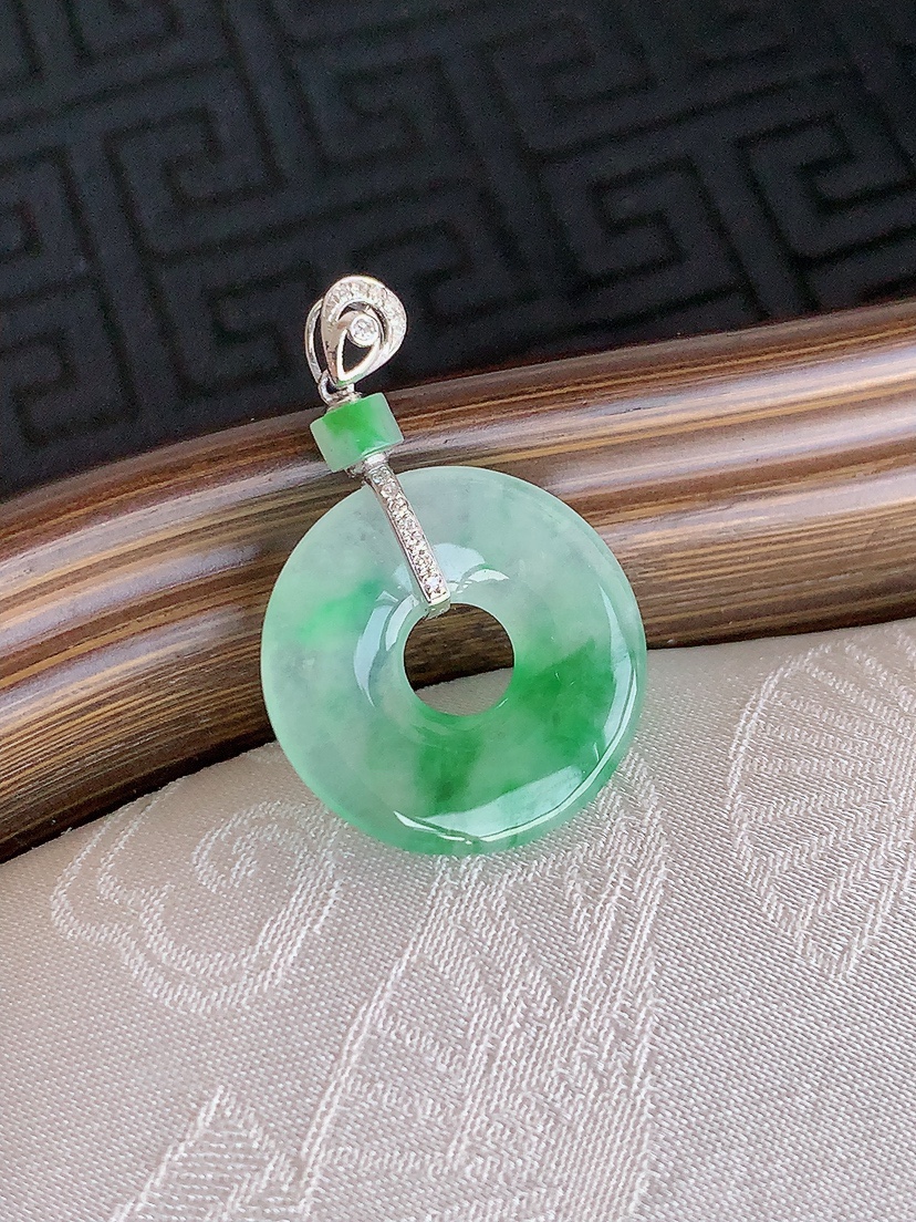 天然A货翡翠18K金镶嵌飘绿平安环吊坠 
尺寸27-17.5-2.3mm 重量2.00g 0425