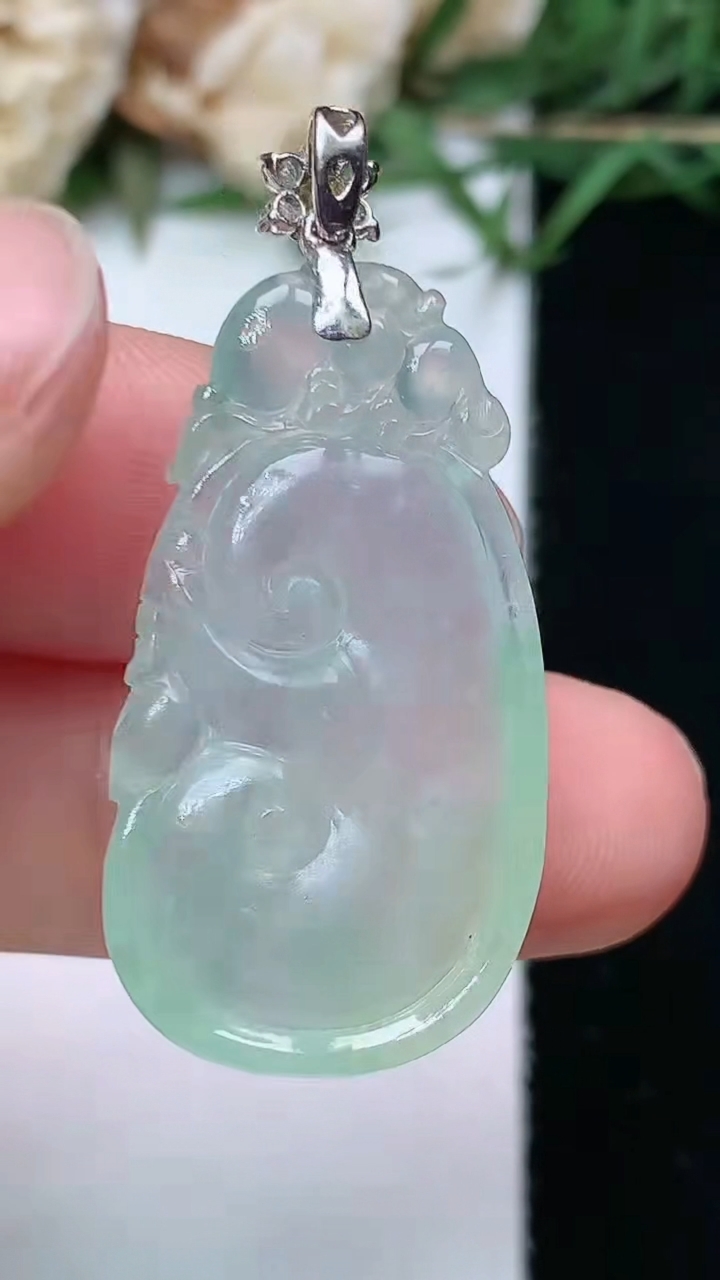 天然A货翡翠如意吊坠，尺寸30-16-5.6，重量:5.47g
4月26日