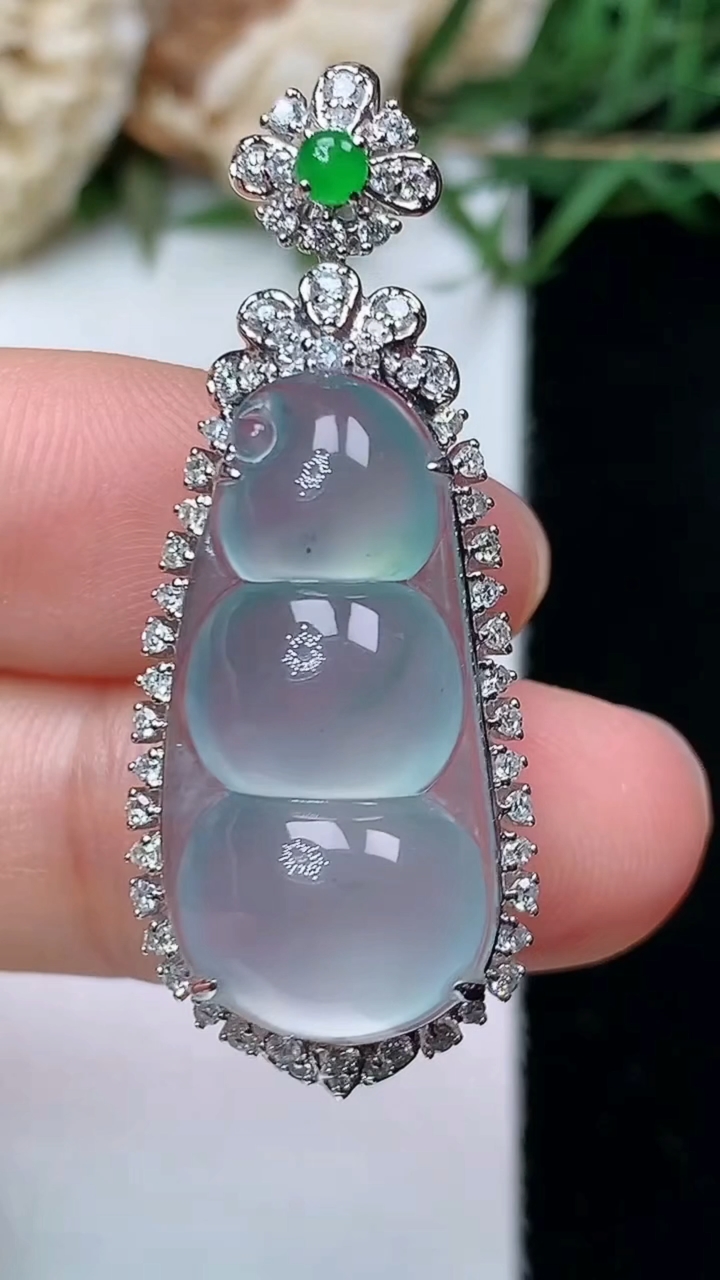 天然A货翡翠飘花福豆吊坠，尺寸38.9-15.4-10.8，裸石24.4-12，重量:5.26g
4月26日